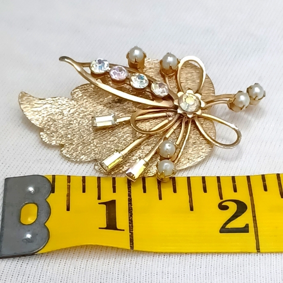 VINTAGE TRIFARI GOLD TONE & PEARL BROOCH - Picture 7 of 7